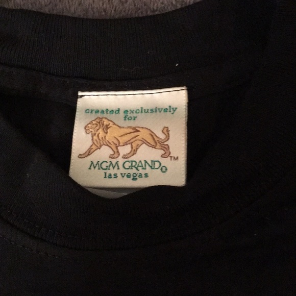 NEVER WORN MGM GRAND LAS VEGAS TSHIRT BOY OR GIRL - Picture 3 of 4